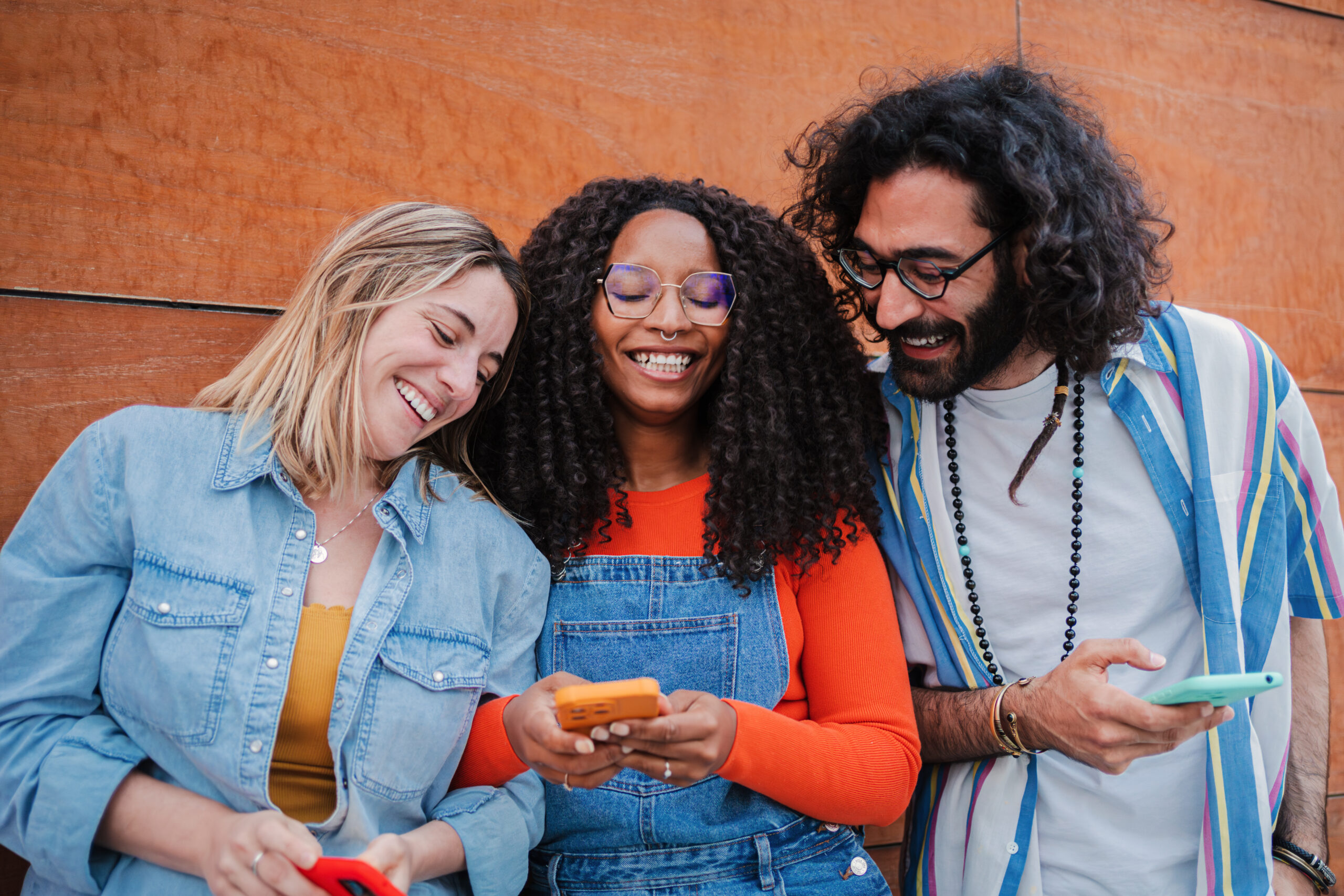 Joyful woman using her mobile phone showing her buddies funny text messages, enjoying together. Smiling group of friends having fun browsing on internet with smartphone, Young people with cellphone joyful woman using her mobile phone showing her bu 2025 02 12 03 22 20 utc scaled